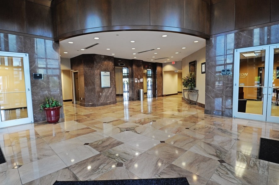More Photos Of 410 N Cedar Bluff Rd, Knoxville Office For Lease