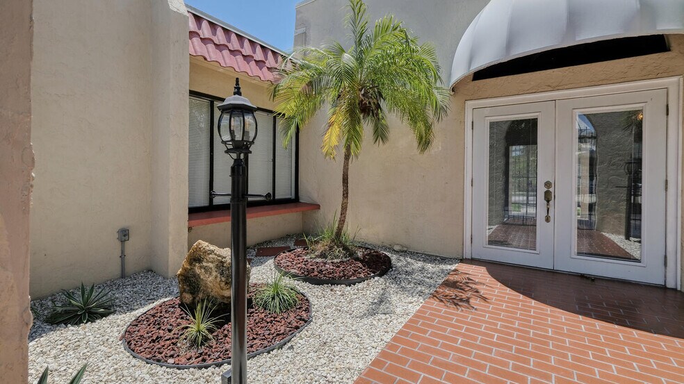 More Photos Of 2548-2550 First St, Fort Myers Loft Creative Space For Lease