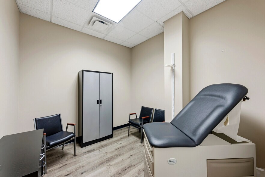 More Photos Of 34225 N 27th Dr, Phoenix Medical For Lease