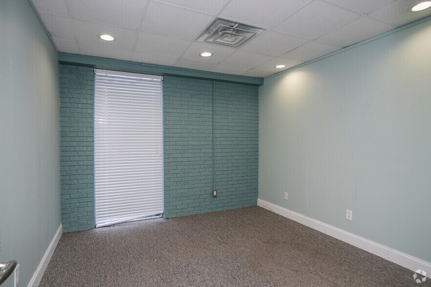 More Photos Of 1102-1108 Weems St, Jackson Warehouse For Sale