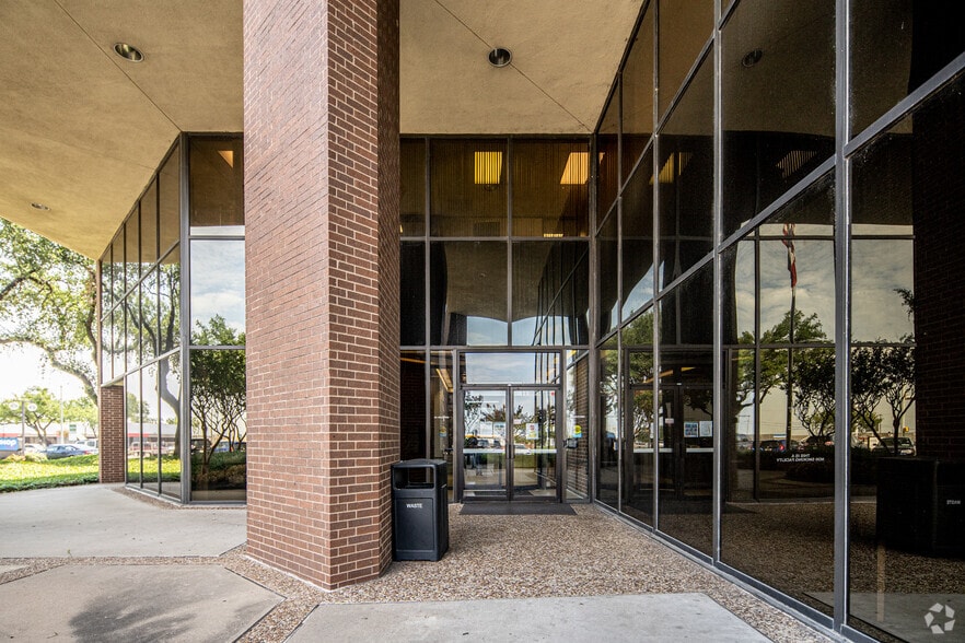 More Photos Of 2080 N State Highway 360, Grand Prairie Office Residential For Lease