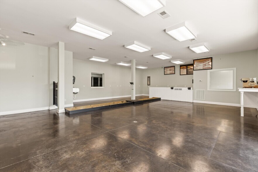 More Photos Of 700 Grove St, Loudon Office For Sale