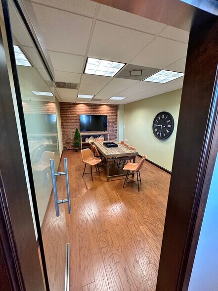 More Photos Of 1008 W Main St, Oklahoma City Office For Lease