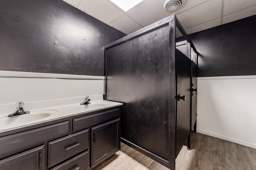 More Photos Of 99 Marion St, Clarksville Freestanding For Lease