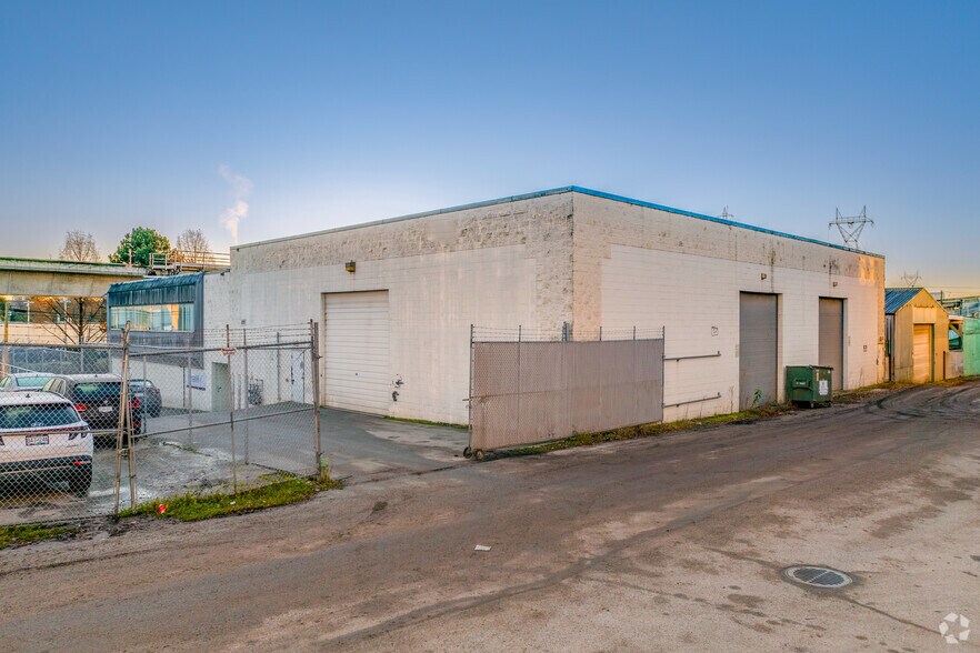 More Photos Of 8555 Cambie St, Vancouver Showroom For Lease