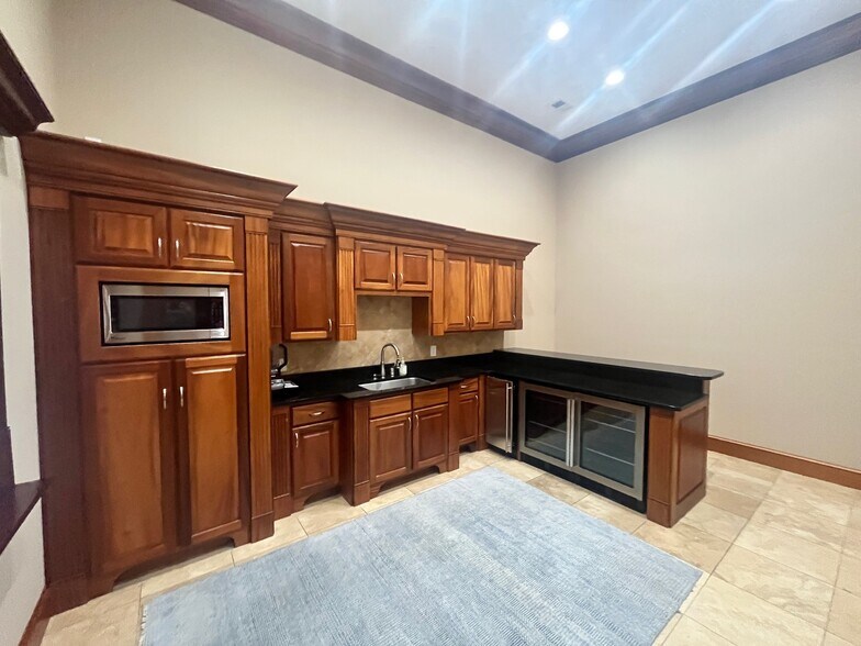 More Photos Of 565 N Birdneck Rd, Virginia Beach Flex For Lease