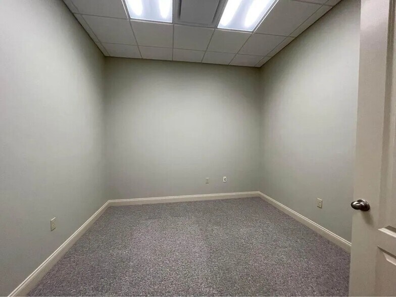 More Photos Of 5602 Marquesas Cir, Sarasota Office For Sale