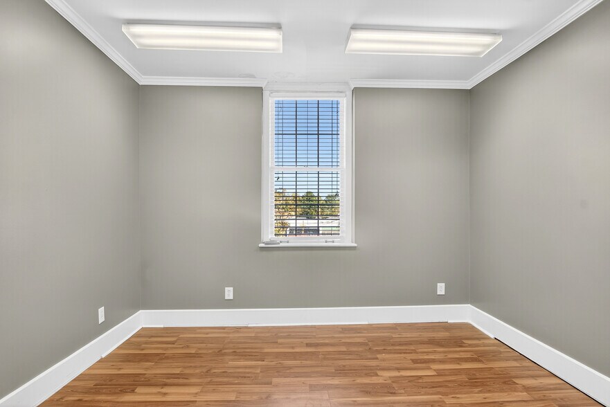 More Photos Of 115 E Market St, Warrenton Office For Lease