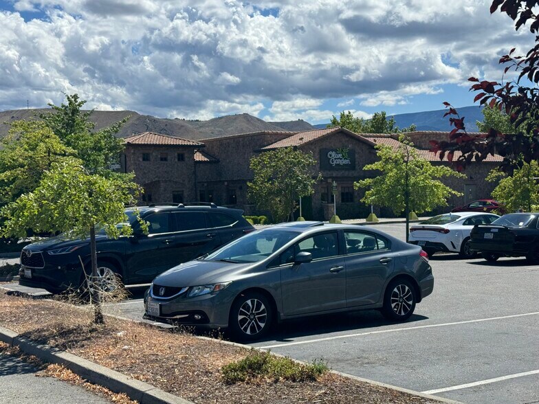 More Photos Of 615 Valley Mall Pky, East Wenatchee Restaurant For Sale