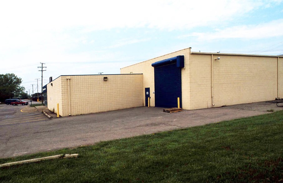 More Photos Of 29710 Groesbeck Hwy, Roseville Warehouse For Lease