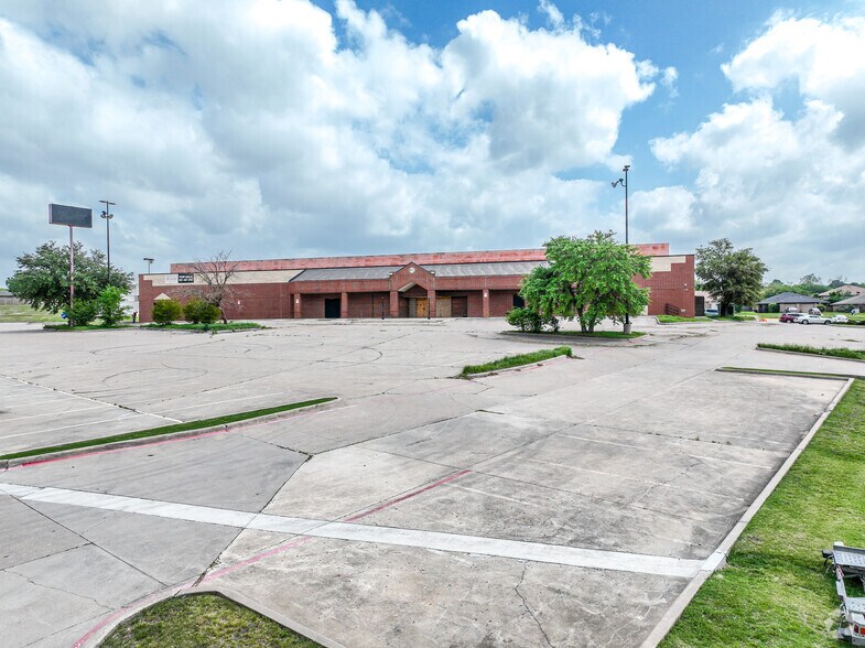 More Photos Of 3025 Altamesa Blvd, Fort Worth Freestanding For Sale