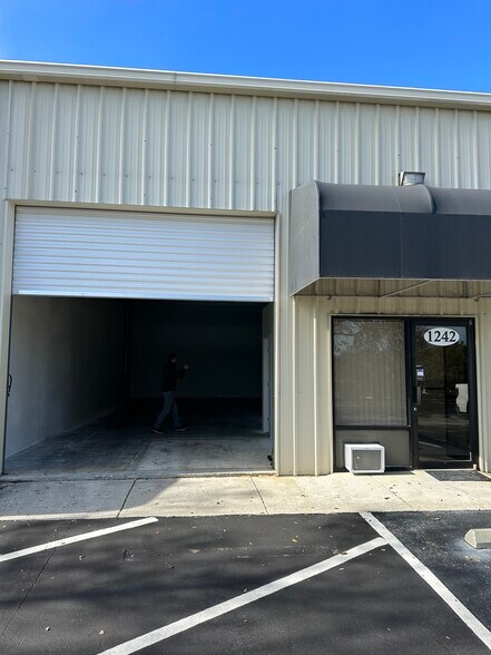 More Photos Of 1240-1260 Commons Ct, Clermont Light Manufacturing For Lease