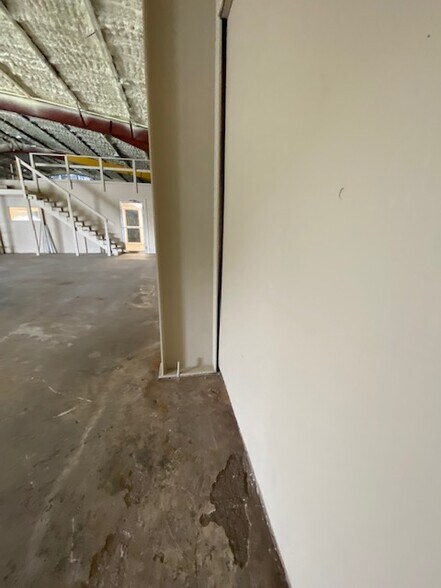 More Photos Of 1501 Dupont, Orange Warehouse For Lease