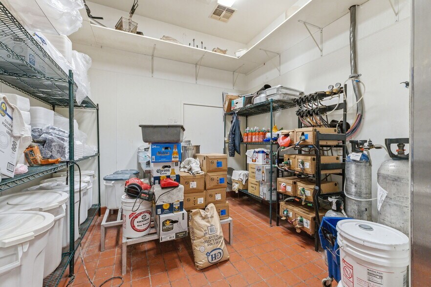 More Photos Of 1377 W El Monte Way, Dinuba Restaurant For Lease