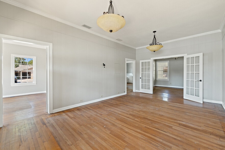 More Photos Of 620 N Main St, Taylor Storefront Retail Office For Sale