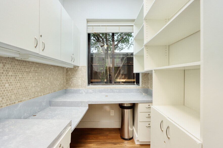 More Photos Of 1717 N Garrett Ave, Dallas Medical For Sale