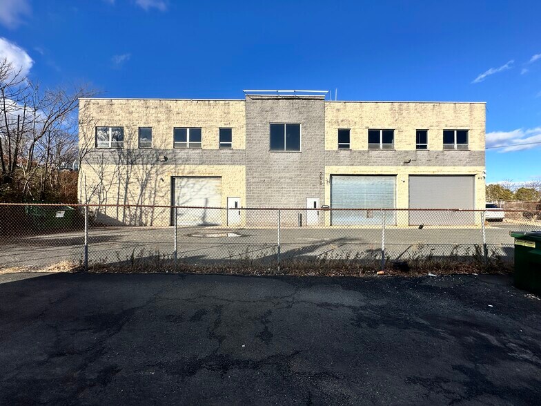 More Photos Of 205 E 1st Ave, Roselle Warehouse For Lease