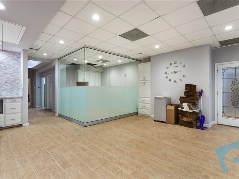 More Photos Of 643 S Great Southwest Pky, Grand Prairie Office For Sale