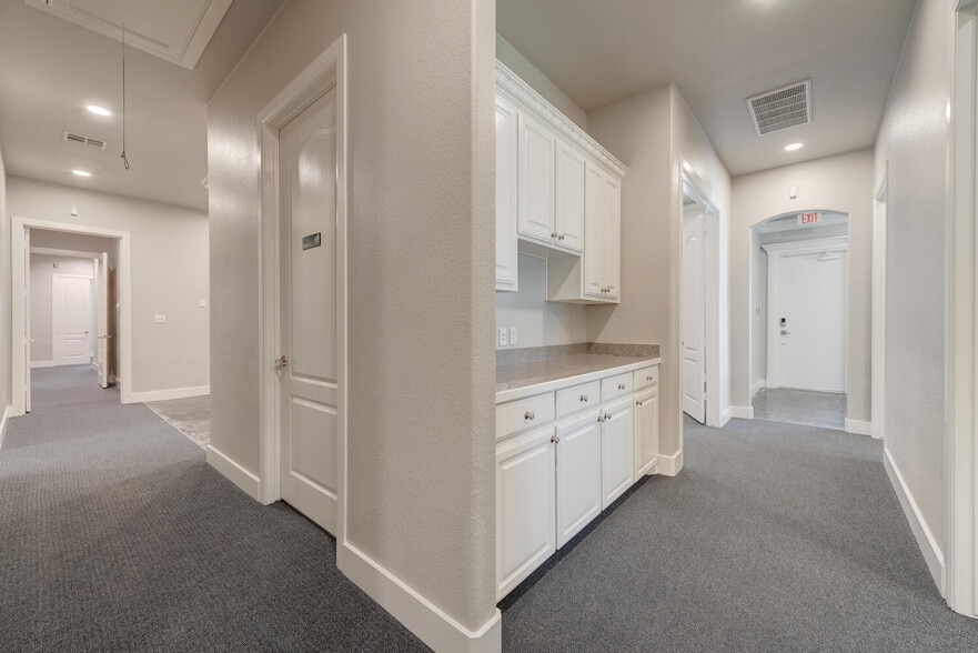 More Photos Of 5849 Park Vista Cir, Keller Showroom For Lease