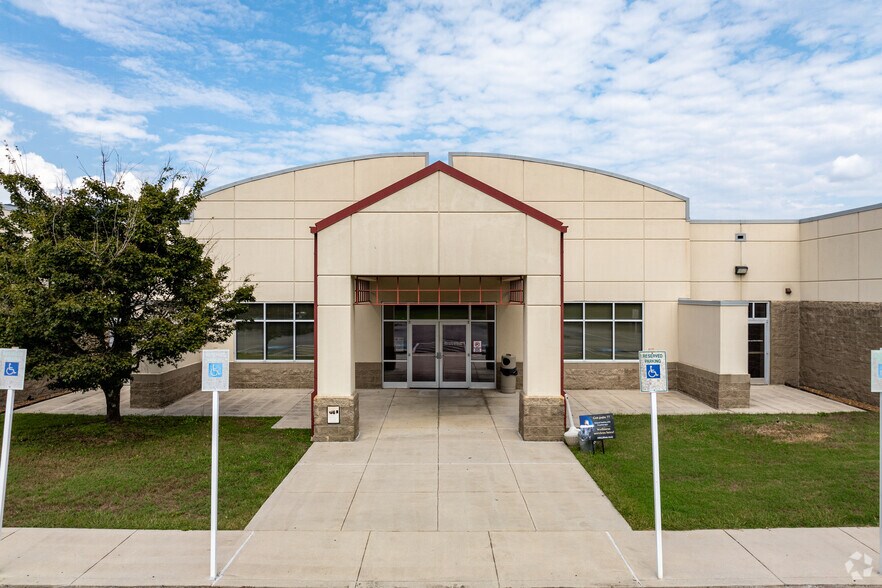 More Photos Of 2497 S Roane St, Harriman Medical For Lease