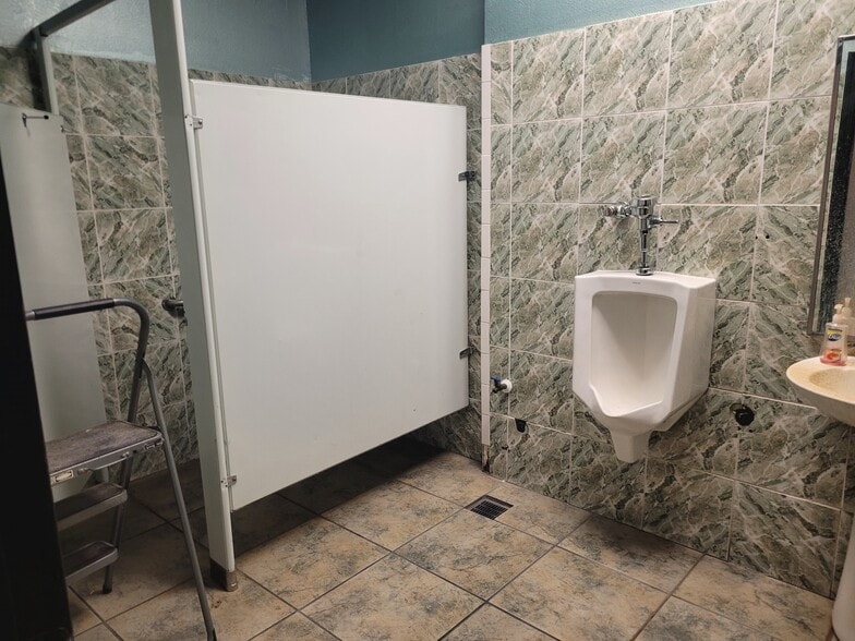 More Photos Of 953 E Sahara Ave, Las Vegas Storefront For Sale