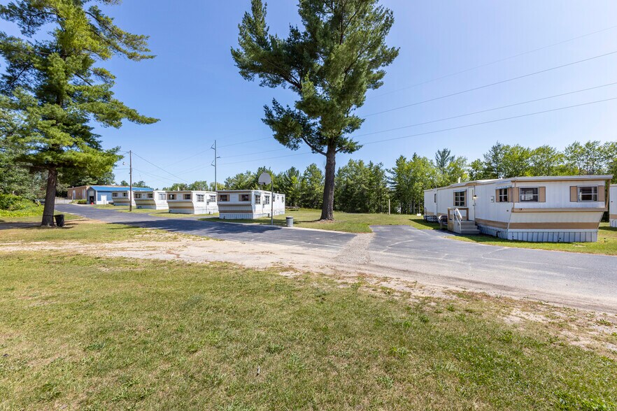 More Photos Of 6100 M-68 Hwy, Indian River Hotel For Sale