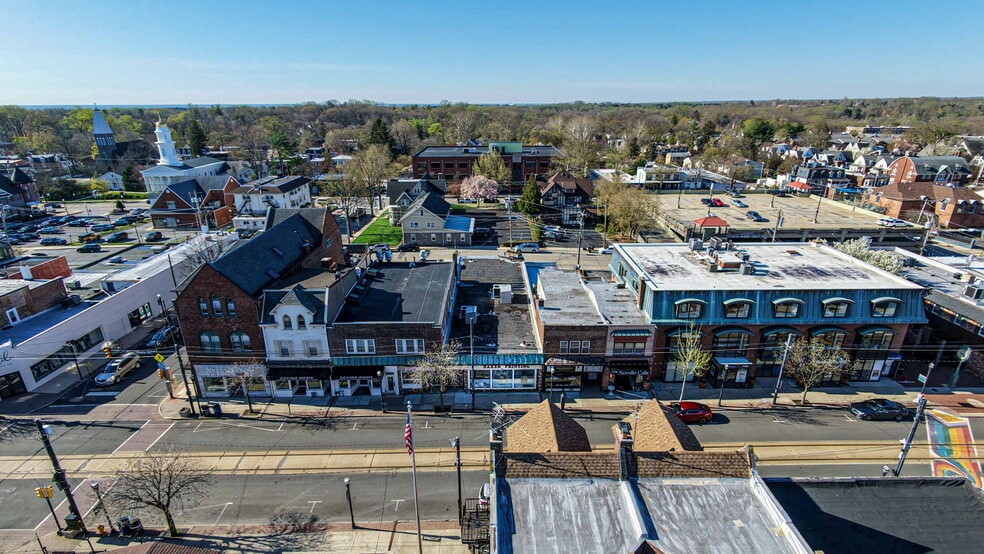 More Photos Of 10 W State St, Media Storefront For Lease