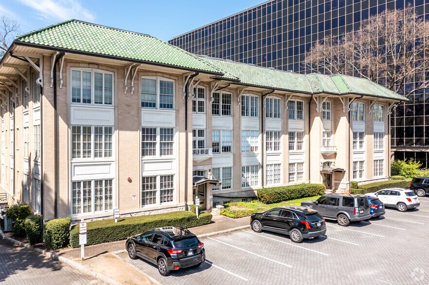 More Photos Of 1708 Peachtree St NW, Atlanta Office For Sale