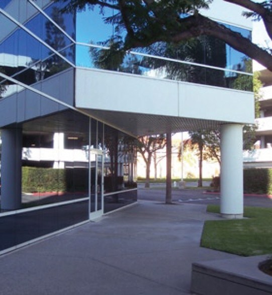 More Photos Of 2670 N Main St, Santa Ana Office For Lease