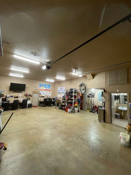 More Photos Of 108 Adolphus Ave, Lake Dallas Flex For Sale