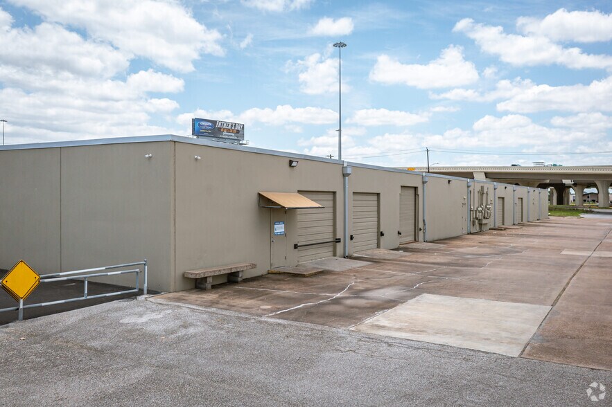 More Photos Of 9000 Hempstead Rd, Houston Unknown For Lease