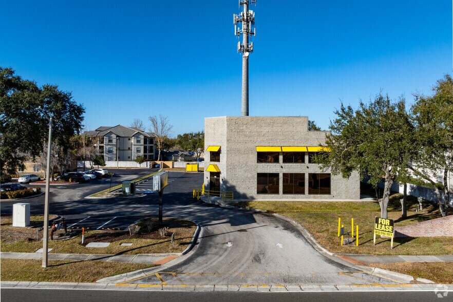 More Photos Of 8904 Regents Park Dr, Tampa Freestanding For Lease