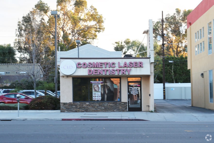 More Photos Of 22062 Ventura Blvd, Woodland Hills Freestanding For Lease