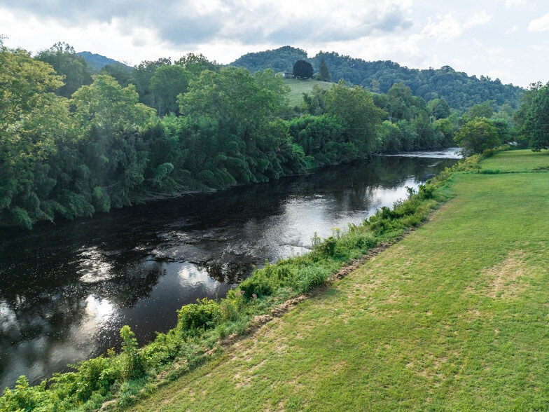 More Photos Of 371 Riverview Dr, Waynesville Manufactured Housing Mobile Home Park For Sale
