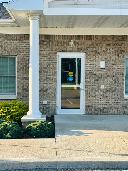 More Photos Of 206 W Main St, New London Medical For Lease