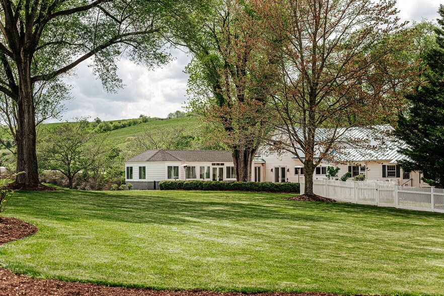 More Photos Of 1329 Commerce Rd, Staunton Hotel For Sale