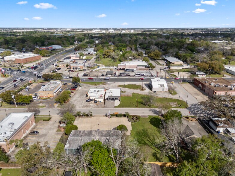More Photos Of 125 E Galveston St, League City Freestanding For Sale