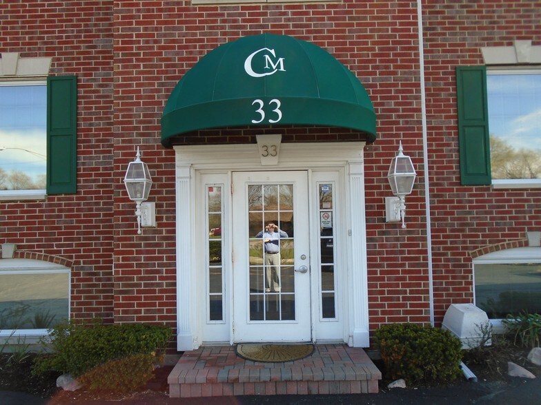 More Photos Of 33 Waukegan Rd, Lake Bluff Office For Sale