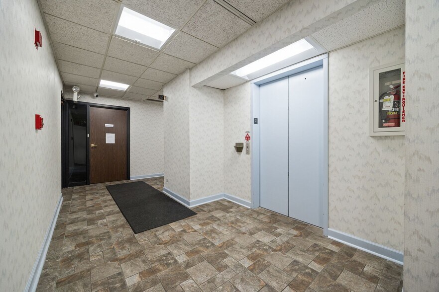 More Photos Of 7000 W 111th St, Worth Medical For Sale