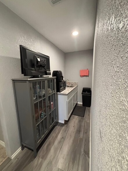 More Photos Of 511 Tower Cir, Oklahoma City Distribution For Lease