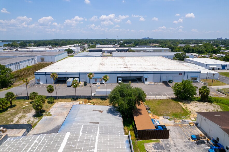 More Photos Of 2700-2716 Hazelhurst Ave, Orlando Warehouse For Lease