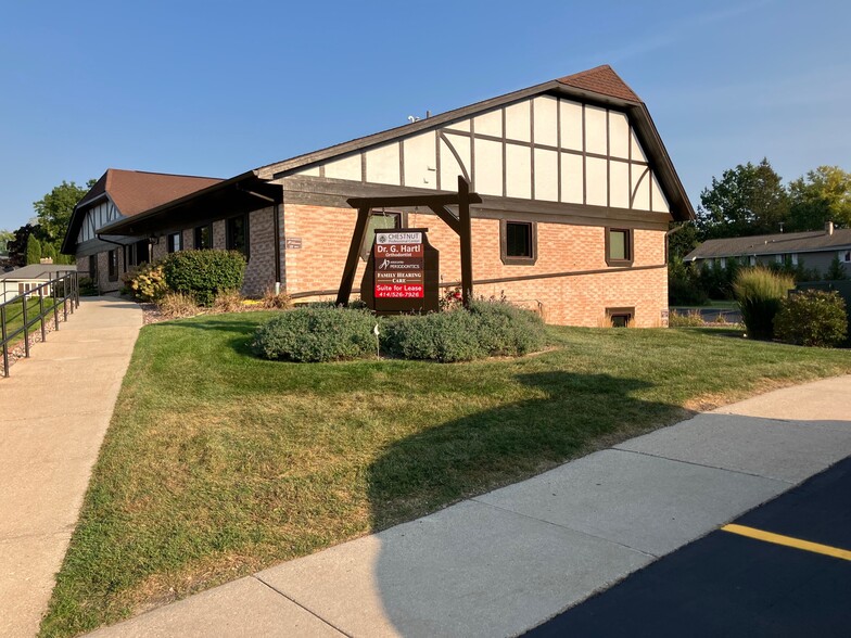 Primary Photo Of 1305 Chestnut St, West Bend Medical For Lease