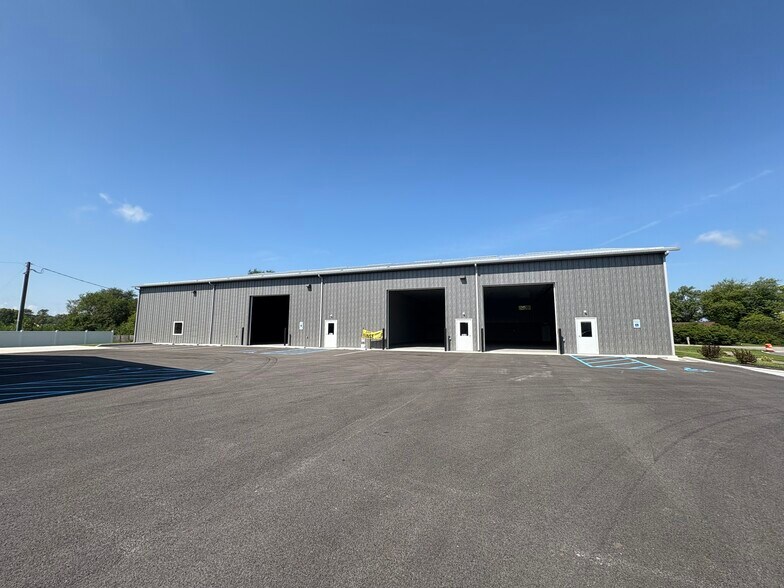 More Photos Of 3914 Indianapolis Rd, Columbus Warehouse For Lease