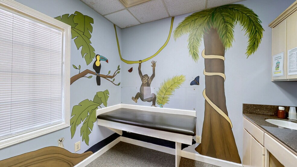 More Photos Of 1701 Spring St, Jeffersonville Medical For Sale