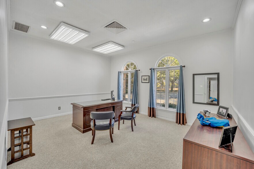 More Photos Of 721 W Abram St, Arlington Medical For Lease