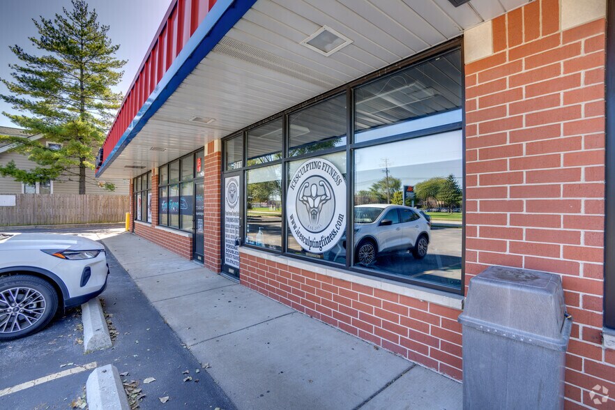 More Photos Of 17100-17114 S Park Ave, South Holland Storefront Retail Office For Lease