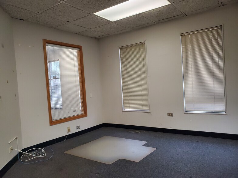 More Photos Of 17500-17516 S Carriageway Dr, Hazel Crest Office For Sale
