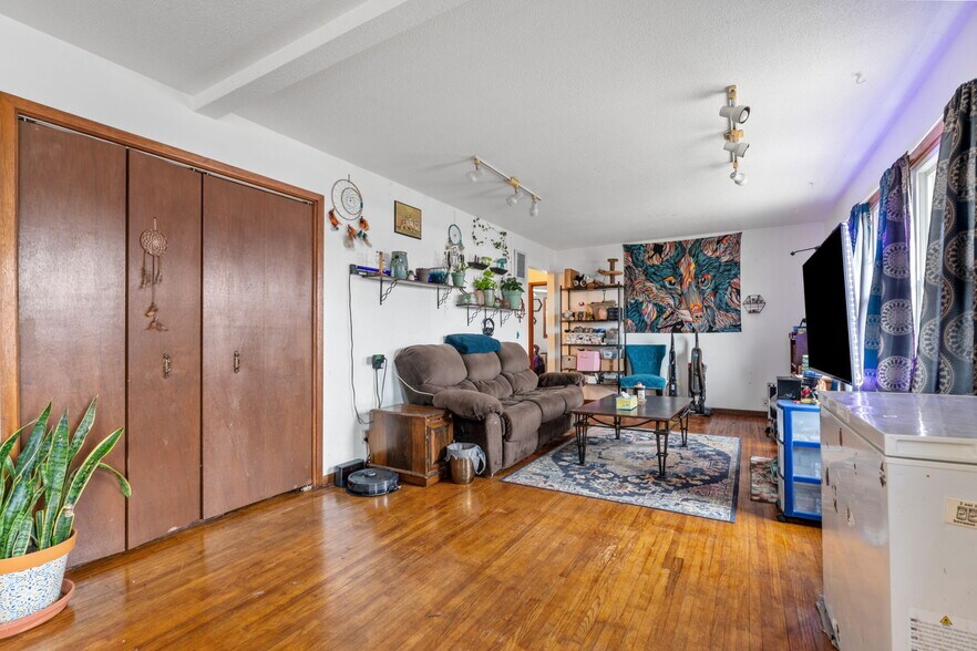 More Photos Of 38804 8th Ave, North Branch Office Residential For Sale