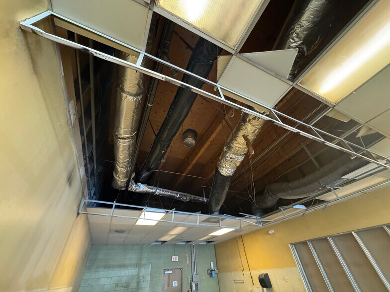 More Photos Of 3405 Commercial St SE, Salem Storefront For Lease