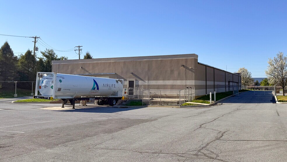 More Photos Of 7448 Industrial Park Way, Macungie Research And Development For Lease